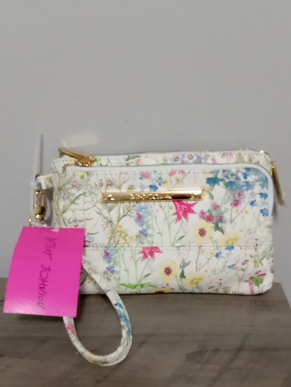 Betsey Johnson Wristlet 💐🌹🥀🌺🌷🪷🌸